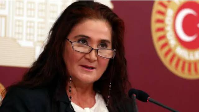 Sabahat Akkiraz : 'Aynı Masada Oturmaya Devam Edecek Misiniz?'